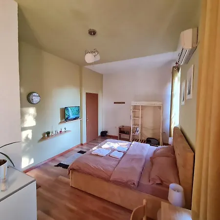 Ex-block District Charming With Treeish Sorrounding View! Appartamento Tirana